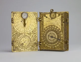 Vergulde Messing Klokhorloge met Alarm, Zonnewijzers en Maanvolvelle in de Vorm van een Boek, ca. 1580